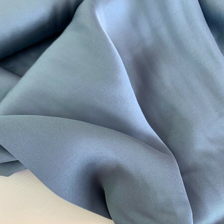 A La Ville - IJsblauw VISCOSE SATIJN